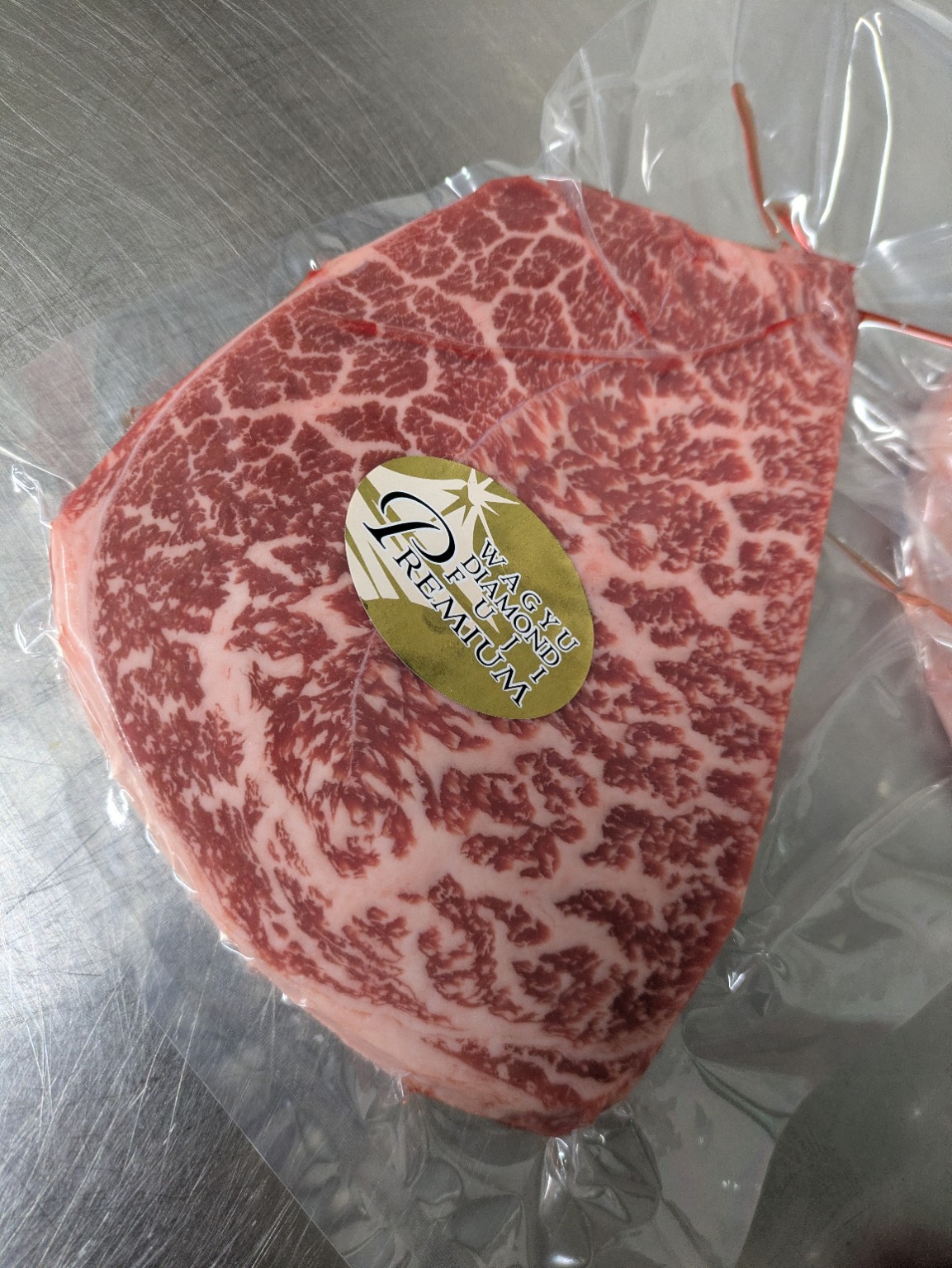 ダイヤモンド富士のラベル付き霜降り肉