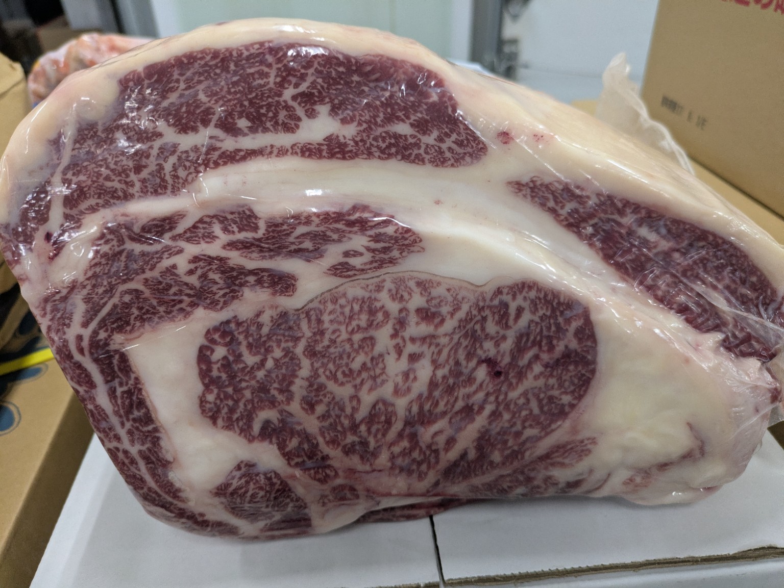 十勝ワインビーフのきめ細かな霜降り肉