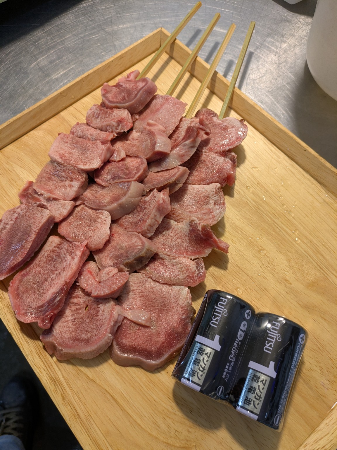 豚たんを大きく串に仕立てたKBの串商品
